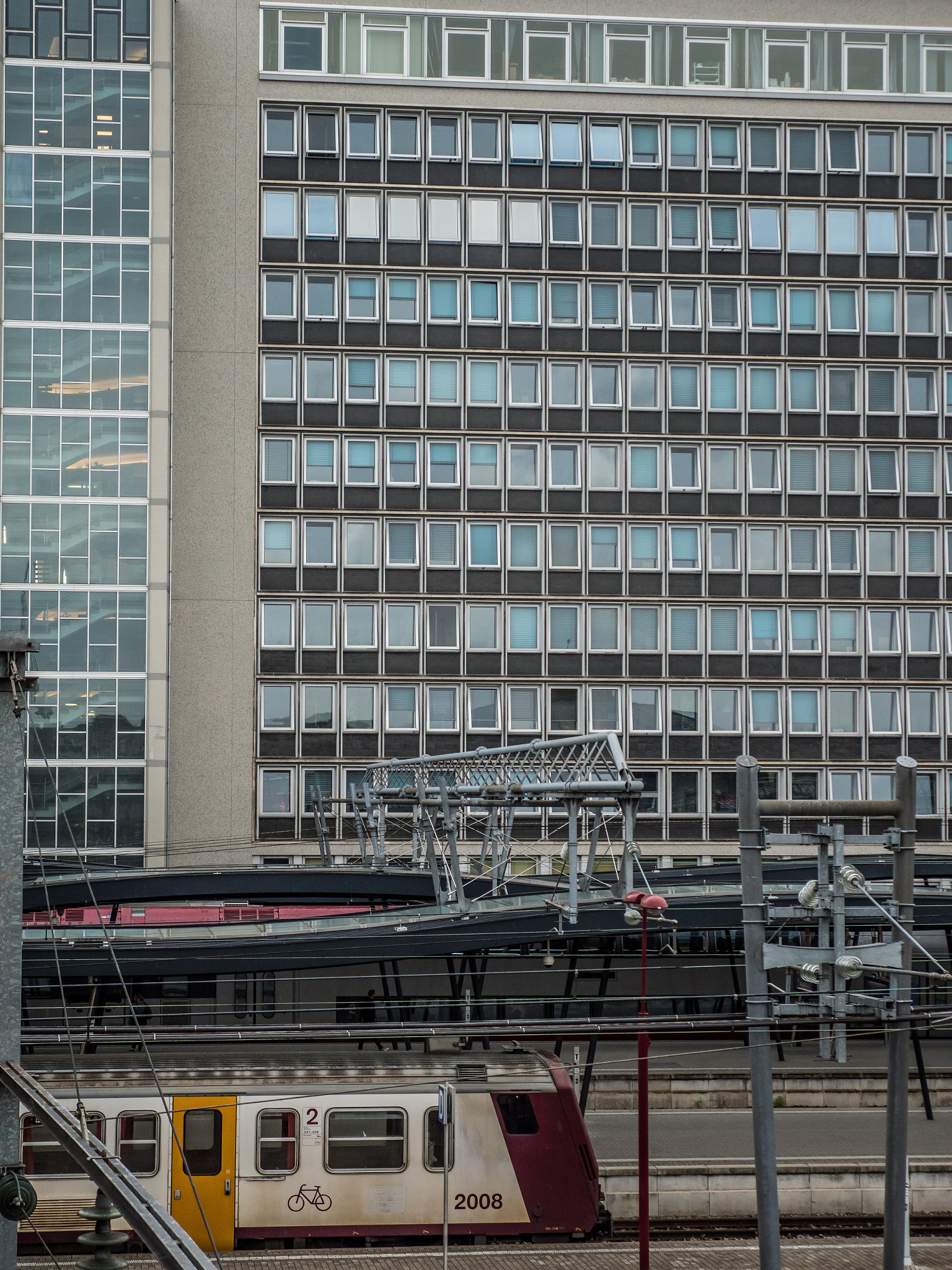 LUMIX G VARIO 14-42/F3.5-5.6 II sample photo. En gare de luxembourg photography