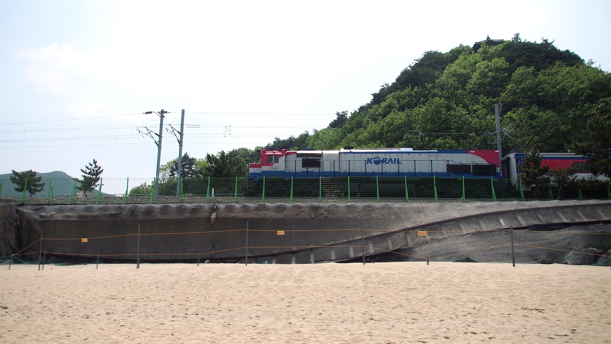 Olympus PEN E-PL3 + Olympus M.Zuiko Digital ED 14-150mm F4-5.6 sample photo. Train beside beach photography