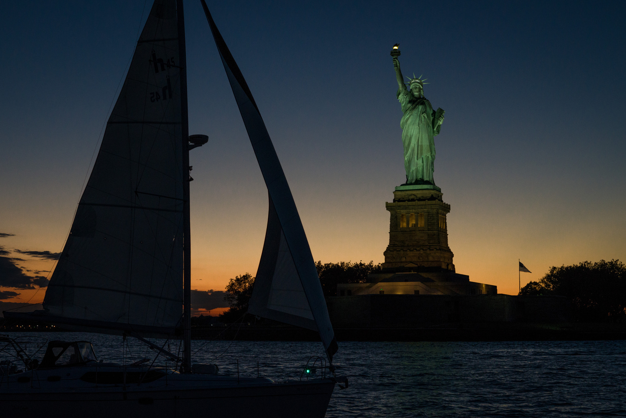 Sony a7R II + E 50mm F2 sample photo. Hudson river sunset photography