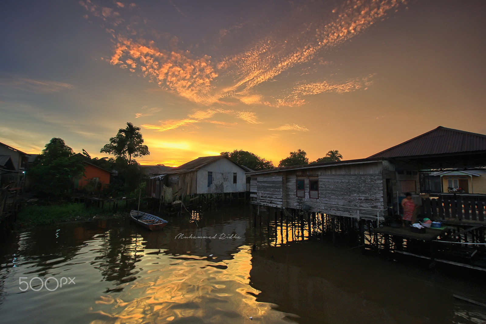 Canon EF-S 10-18mm F4.5–5.6 IS STM sample photo. Sunrise on kapuas river photography