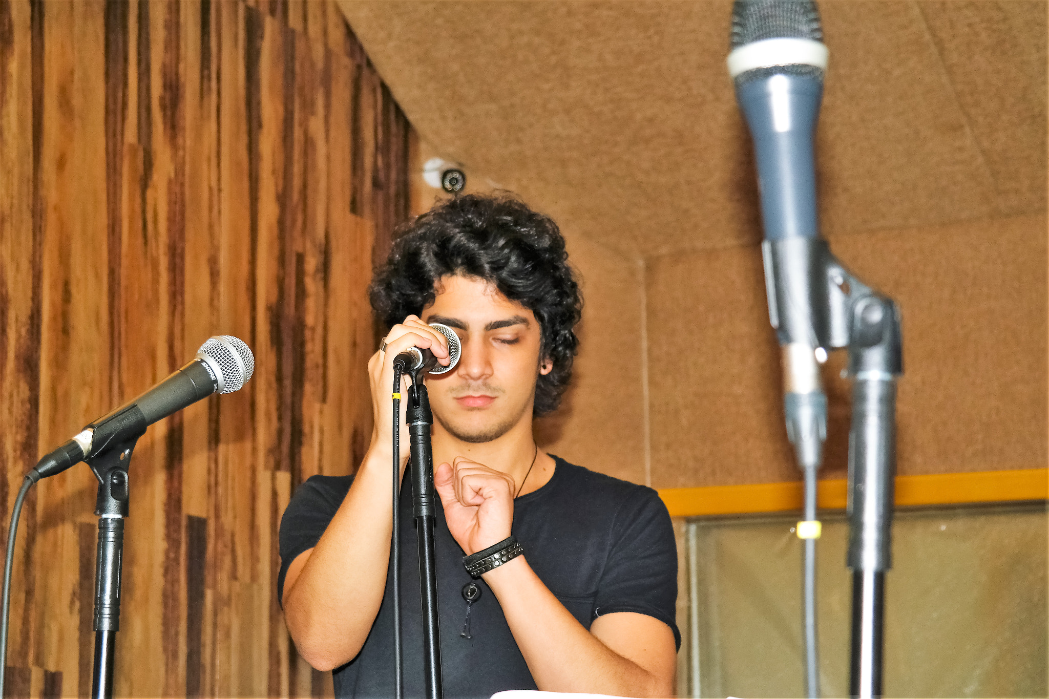 Samsung EK-GN120 sample photo. Singer photography