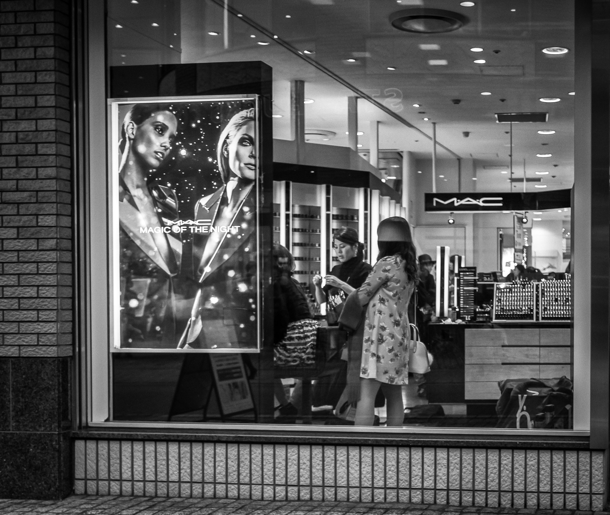 Olympus OM-D E-M10 II + LUMIX G 20/F1.7 II sample photo. Magic of the night photography