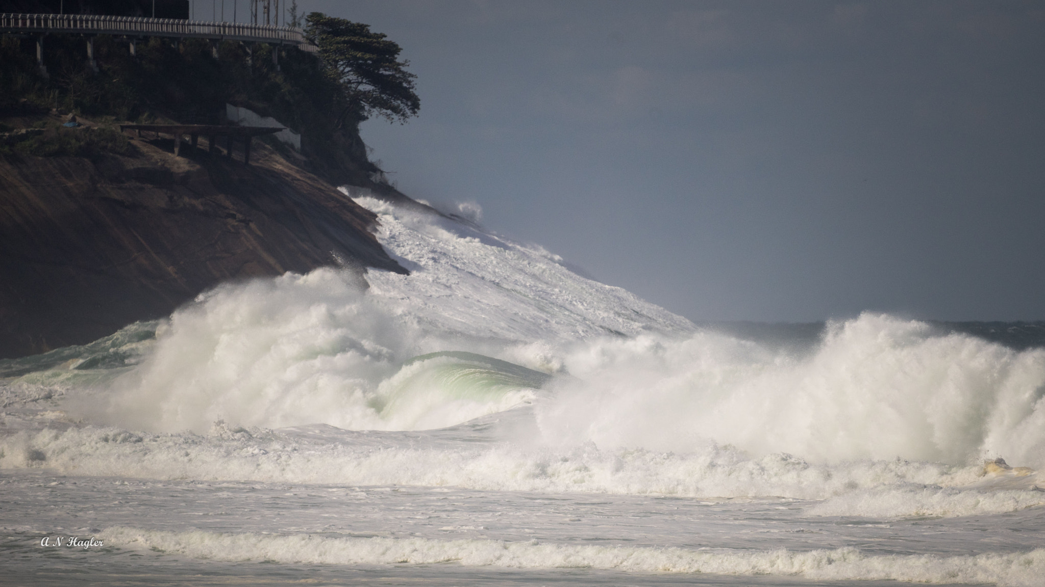 Sony a7 + Sony 500mm F8 Reflex sample photo. Surf on the rocks são conrado rio photography