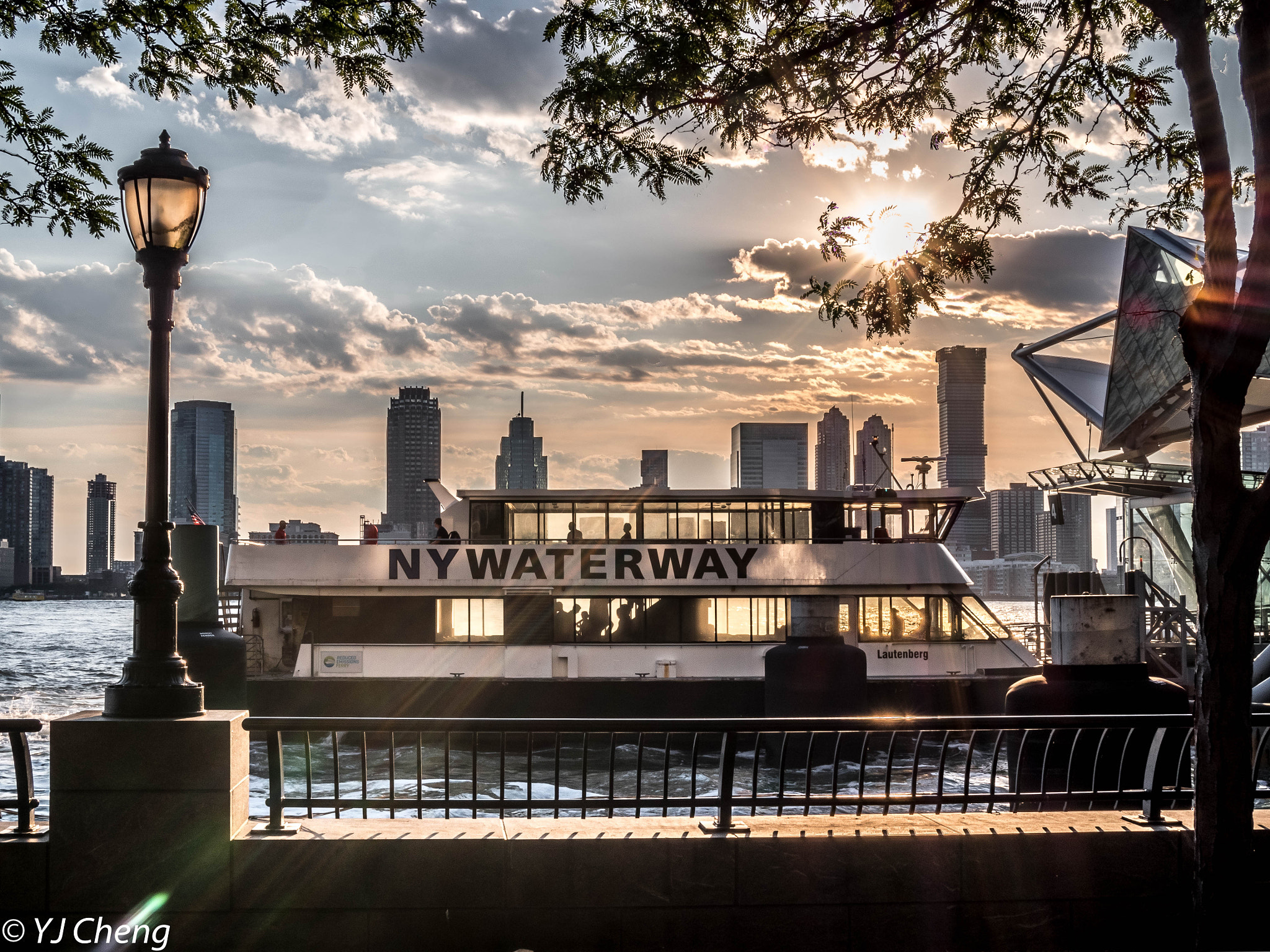 Olympus OM-D E-M5 II sample photo. Ny ferry photography