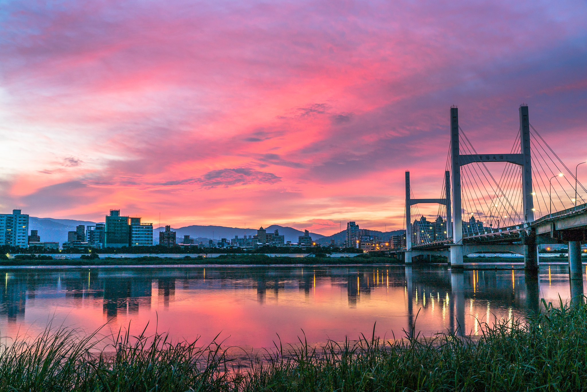 Sony a7S II + Sony FE PZ 28-135mm F4 G OSS sample photo. 重陽橋日出火燒雲 photography