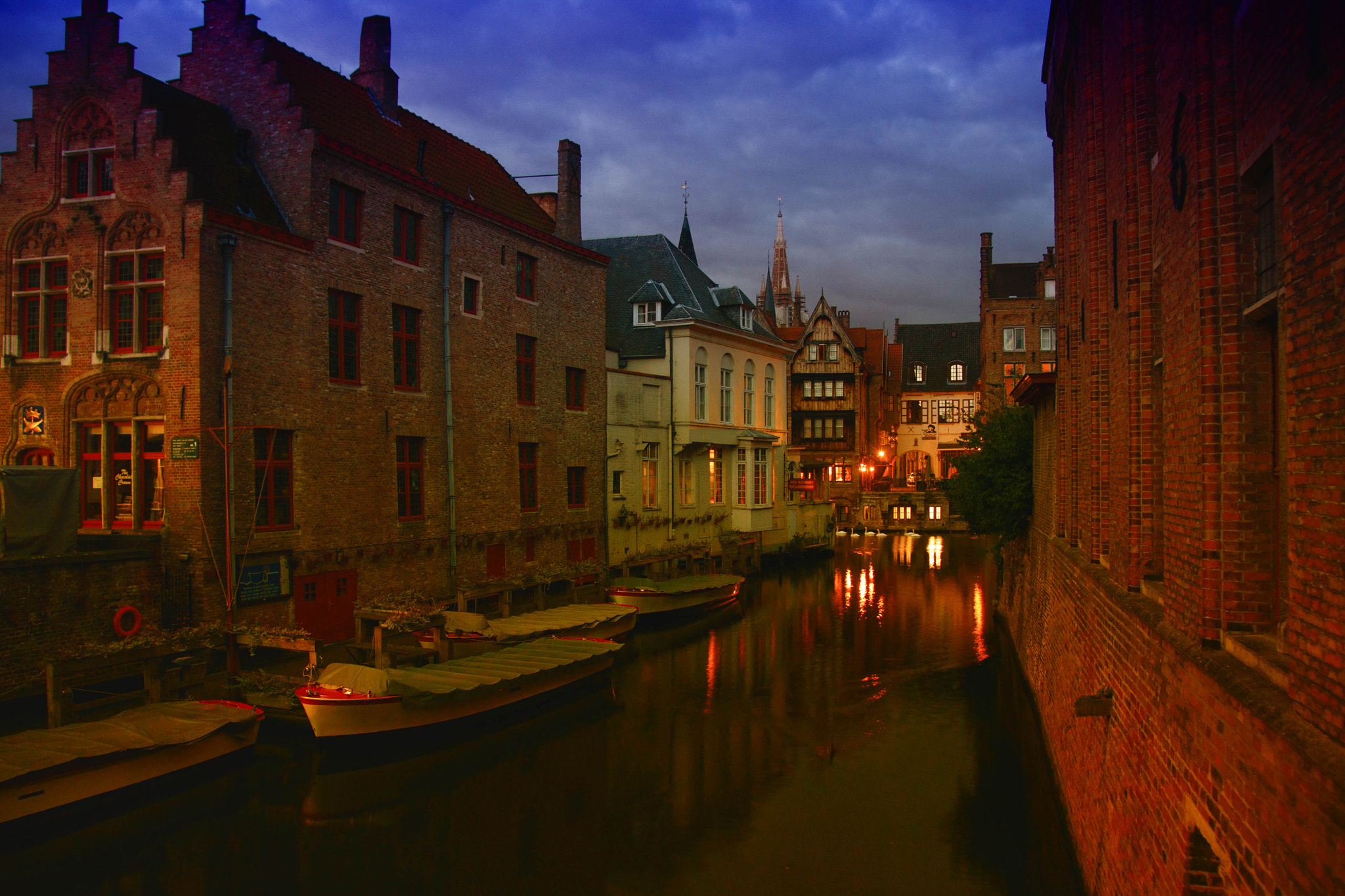 Sony DT 16-105mm F3.5-5.6 sample photo. Bruges blue/red photography