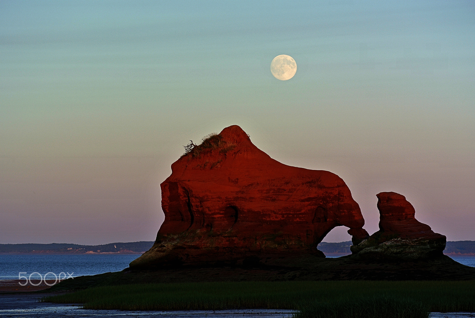 Nikon 1 Nikkor VR 30-110mm F3.8-5.6 sample photo. Moonrise over sea stack and arch ii photography