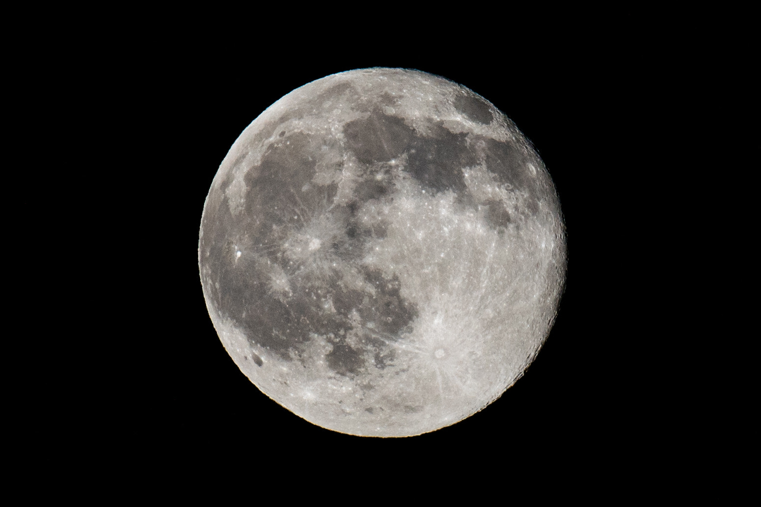 Sony a7R II + Canon EF 100-400mm F4.5-5.6L IS II USM sample photo. Full strawberry summer solstice moon photography