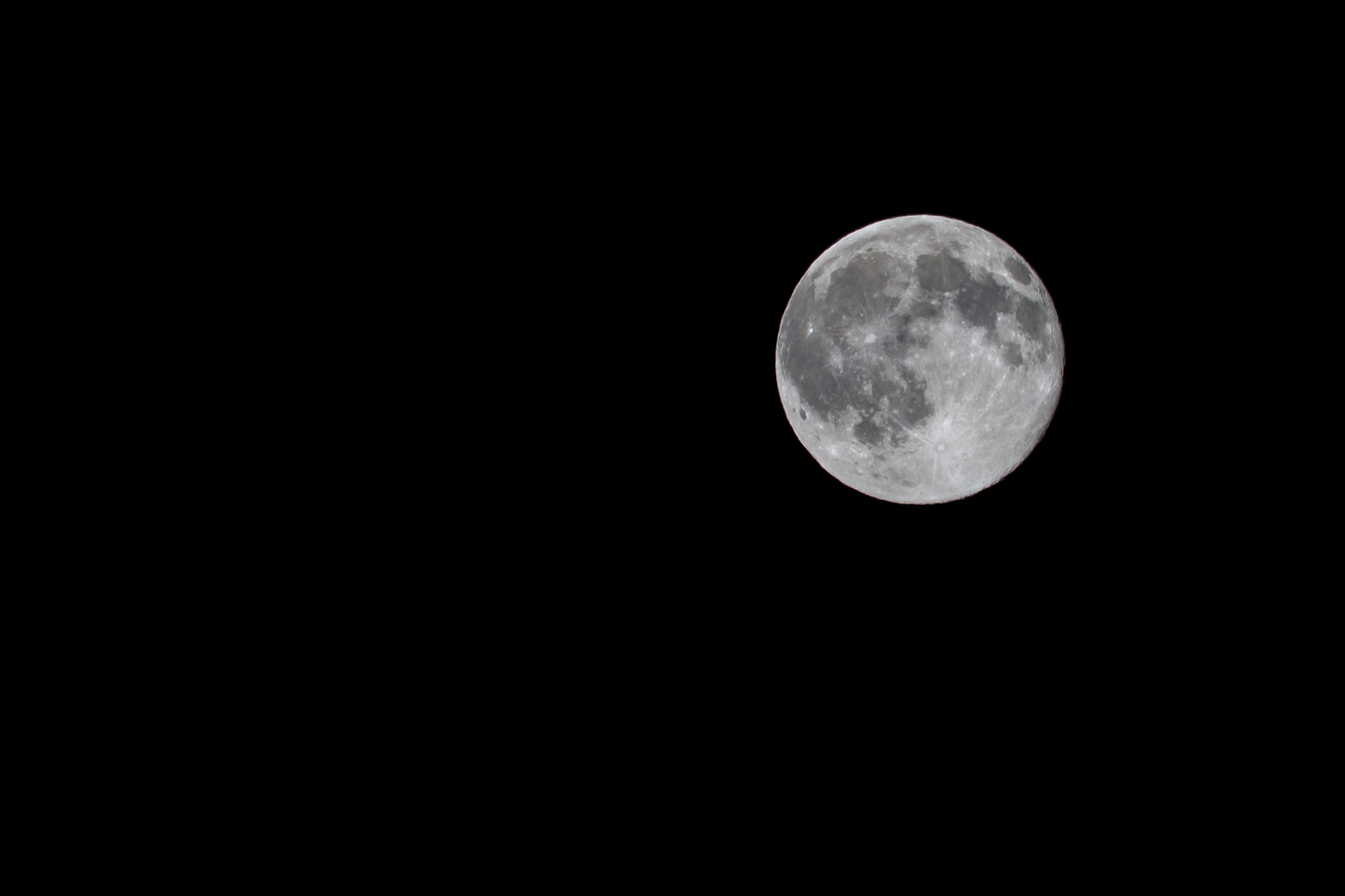 Canon EF 100-400mm F4.5-5.6L IS USM sample photo. Moon photography