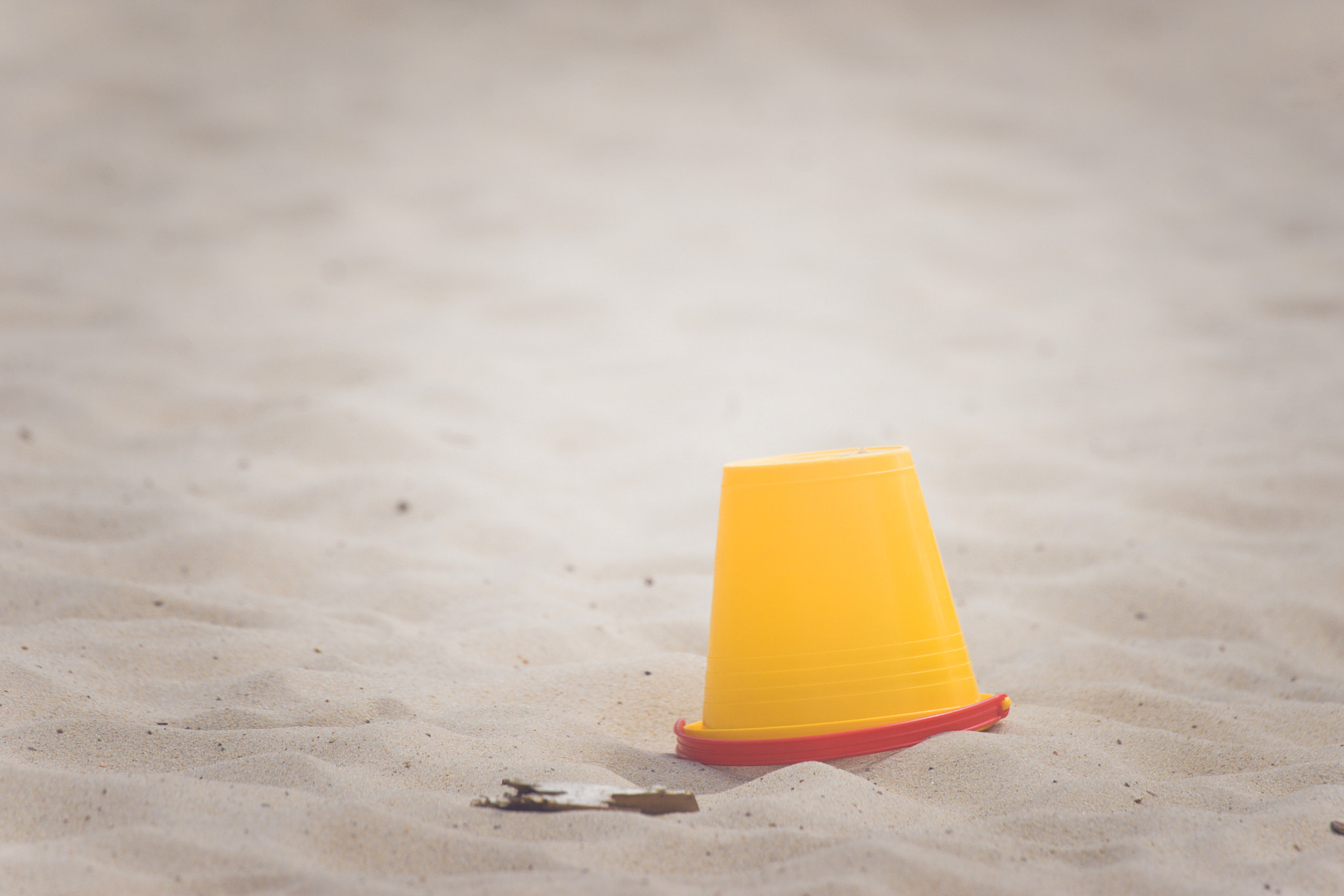 Sony 70-400mm F4-5.6 G SSM II sample photo. Yellow bucket on a beach photography
