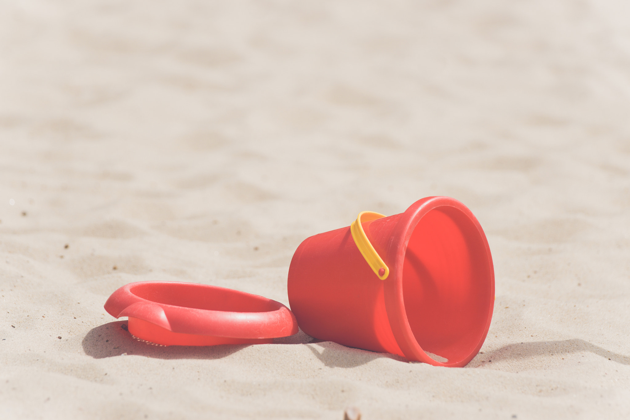 Sony 70-400mm F4-5.6 G SSM II sample photo. Sandbox with a red bucket photography