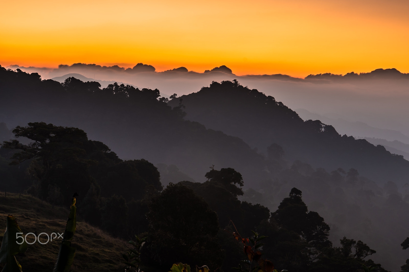 Sony E 18-200mm F3.5-6.3 OSS LE sample photo. Sundown over the talamanca cordillera photography
