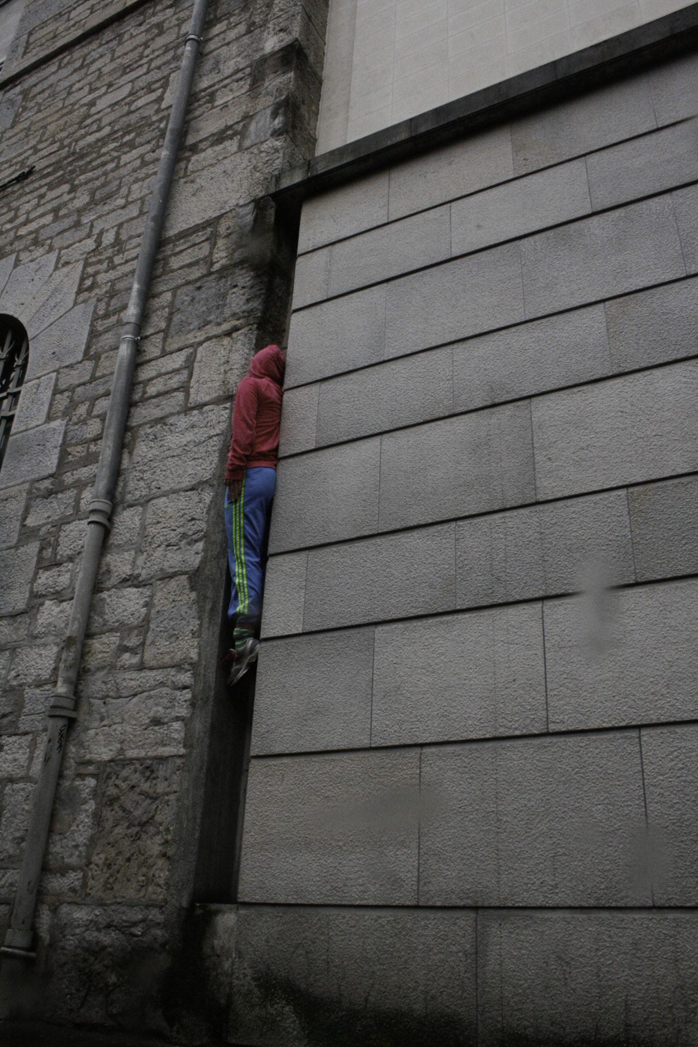 Canon EF-S 18-55mm F3.5-5.6 sample photo. Bodies in urban spaces 4 photography