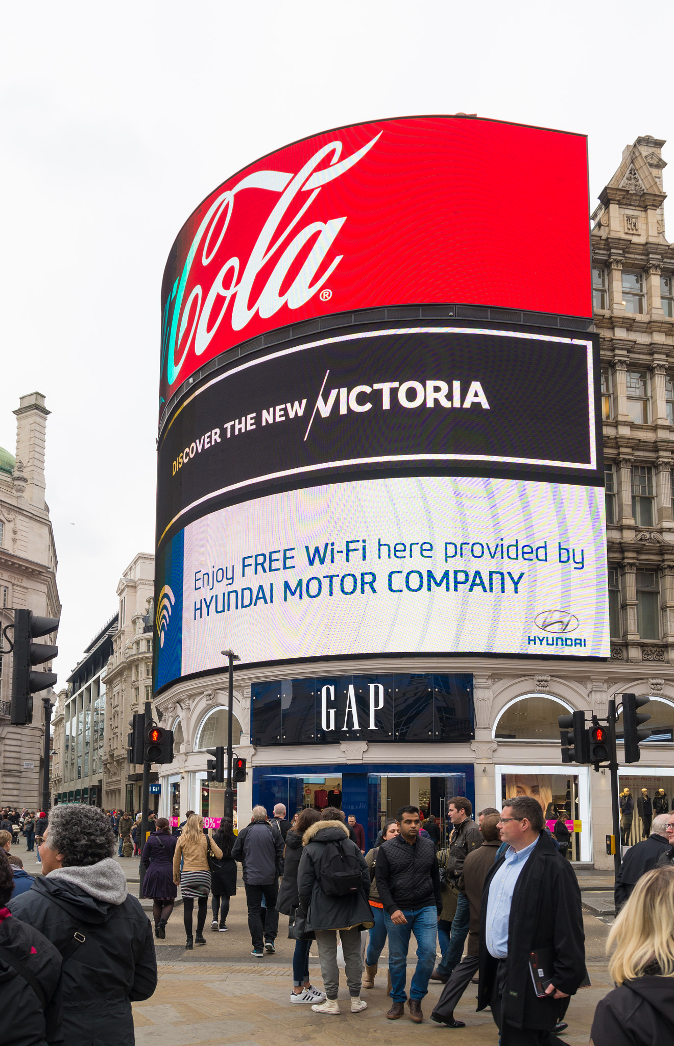 Pentax K-5 IIs + Tamron SP AF 17-50mm F2.8 XR Di II LD Aspherical (IF) sample photo. Piccadilly circus billboards photography