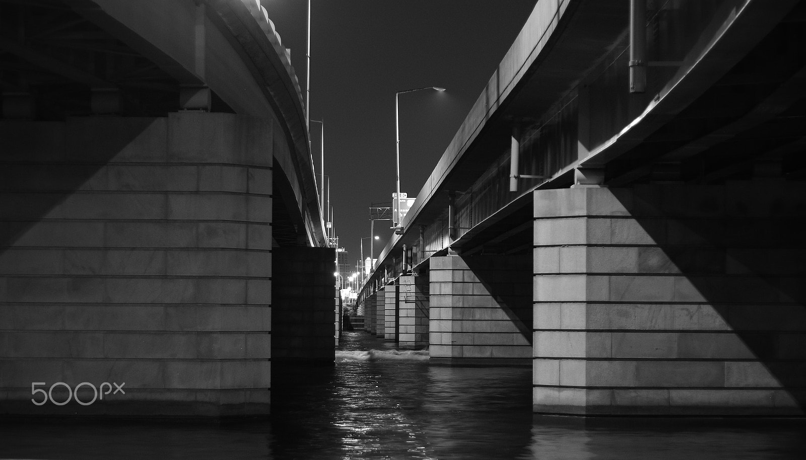 Canon EOS 450D (EOS Rebel XSi / EOS Kiss X2) sample photo. Under the bridge photography