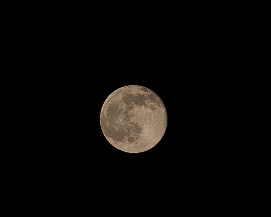 Canon EF75-300mm f/4-5.6 sample photo. The moon is not made of cheese photography
