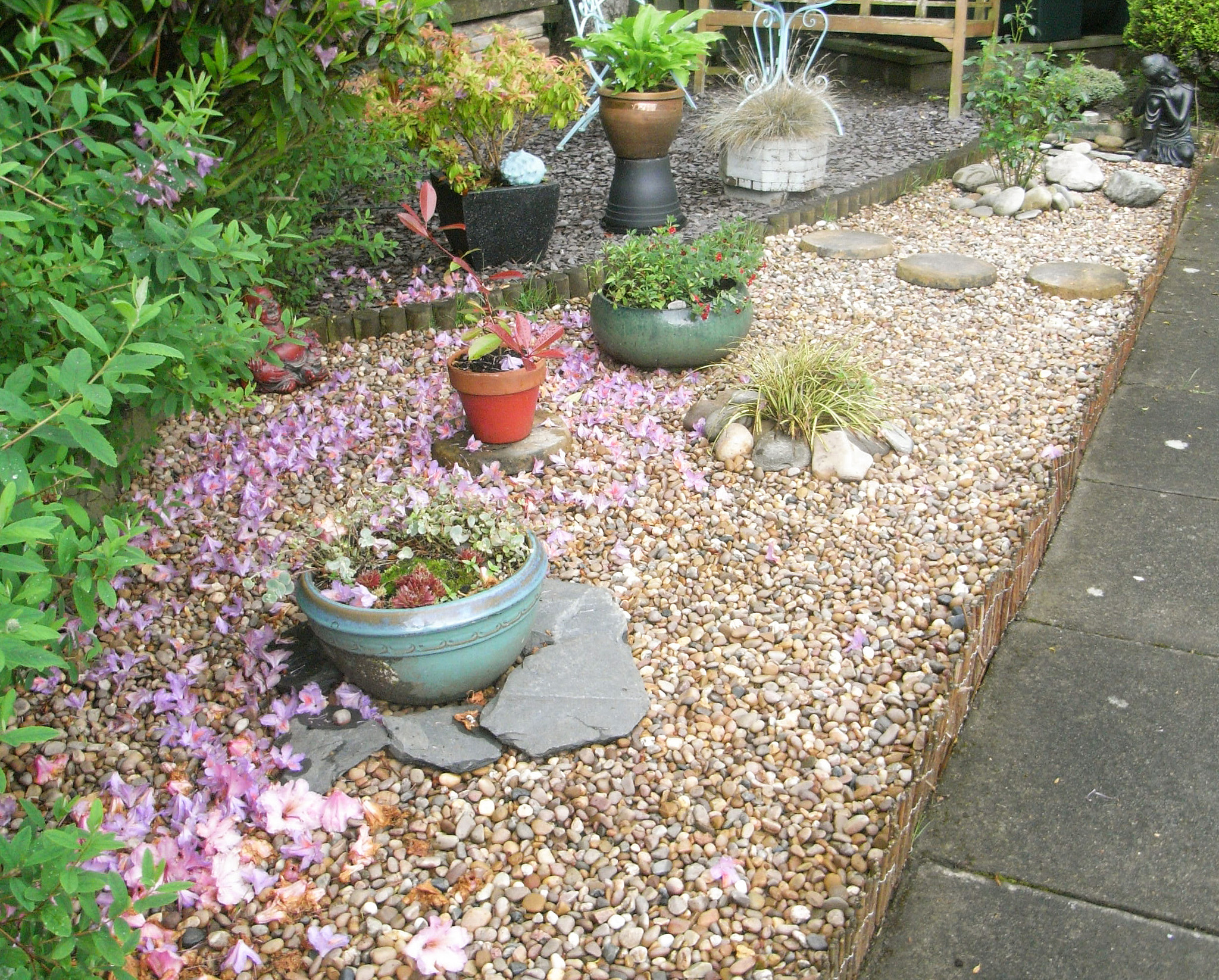 Ricoh Caplio R6 sample photo. In the garden photography