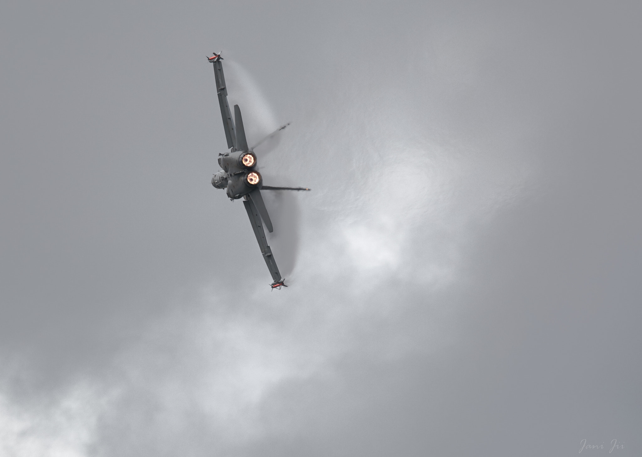 Canon EOS-1D Mark III sample photo. Condensation over wings photography