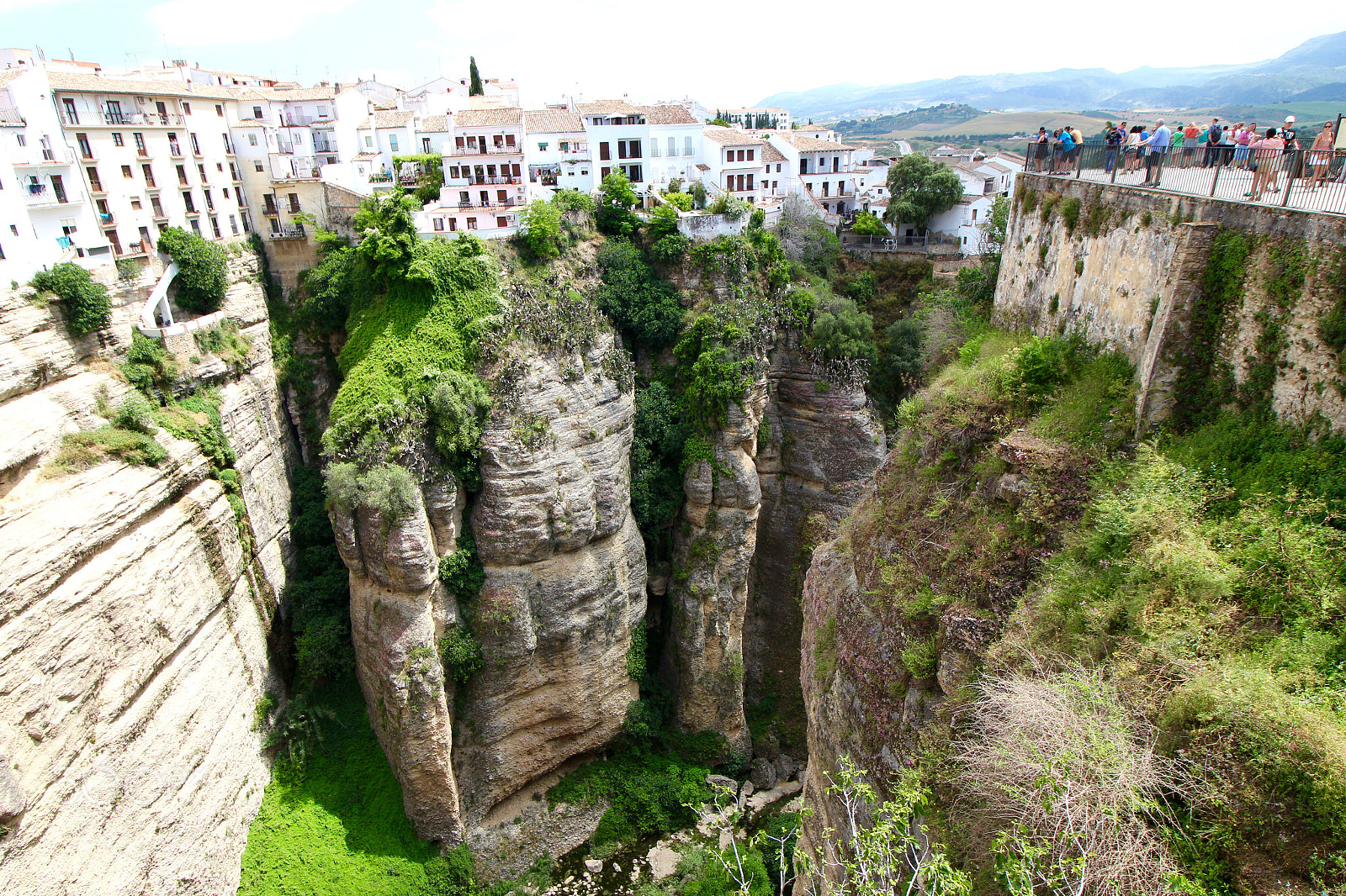 Canon EOS 700D (EOS Rebel T5i / EOS Kiss X7i) + Canon EF-S 10-18mm F4.5–5.6 IS STM sample photo. Ronda over the cliffs photography