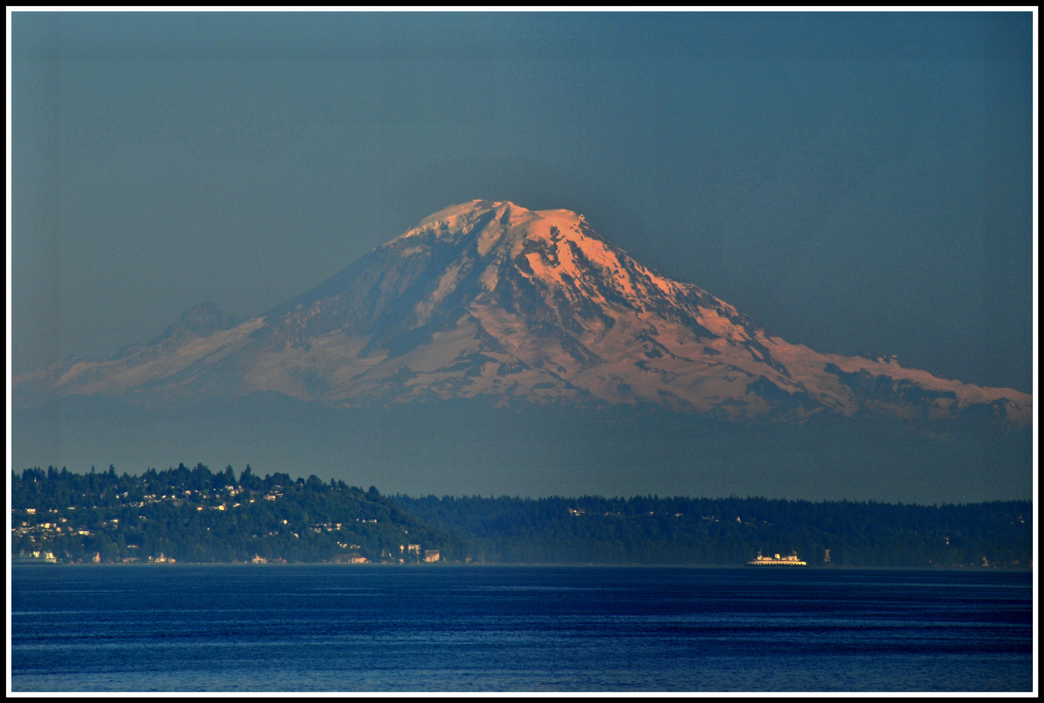 Nikon D3000 sample photo. Hovering giant photography