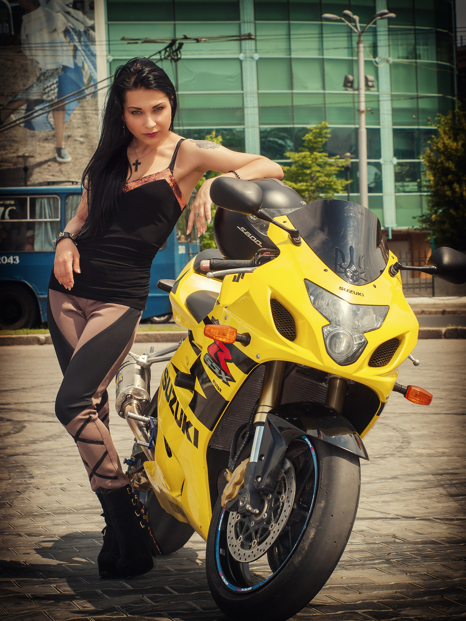 Olympus Zuiko Digital ED 40-150mm F4.0-5.6 sample photo. Moto girl photography