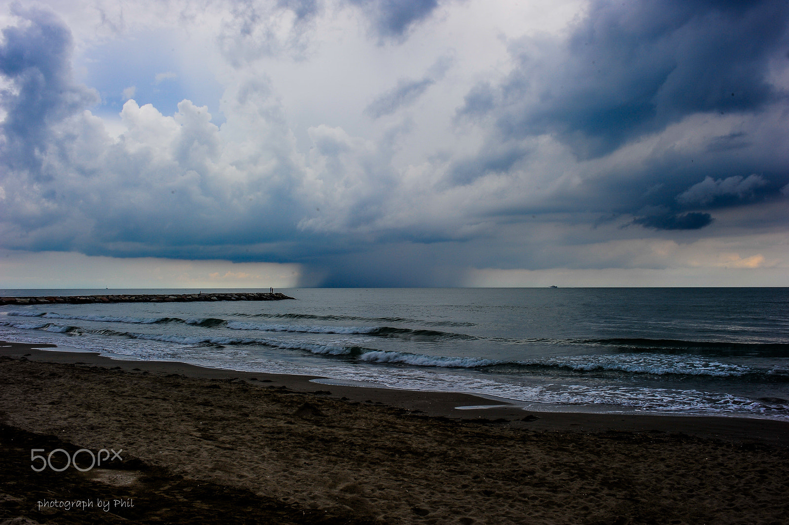 Nikon D700 + AF Zoom-Nikkor 35-70mm f/2.8D sample photo. Storm photography