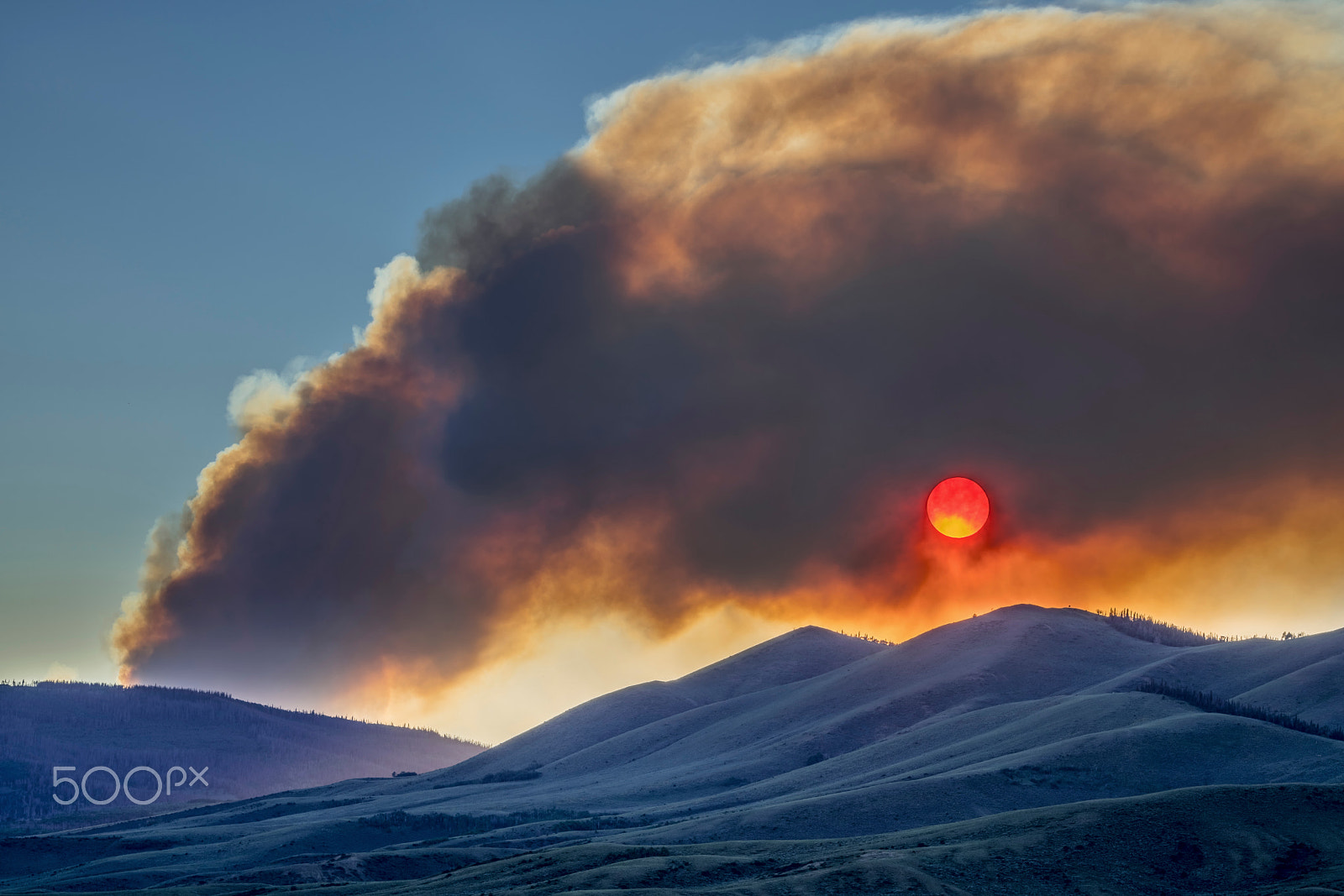 100-400mm F4.5-5.6 G SSM OSS sample photo. Sunset obscured by wildfire smoke photography