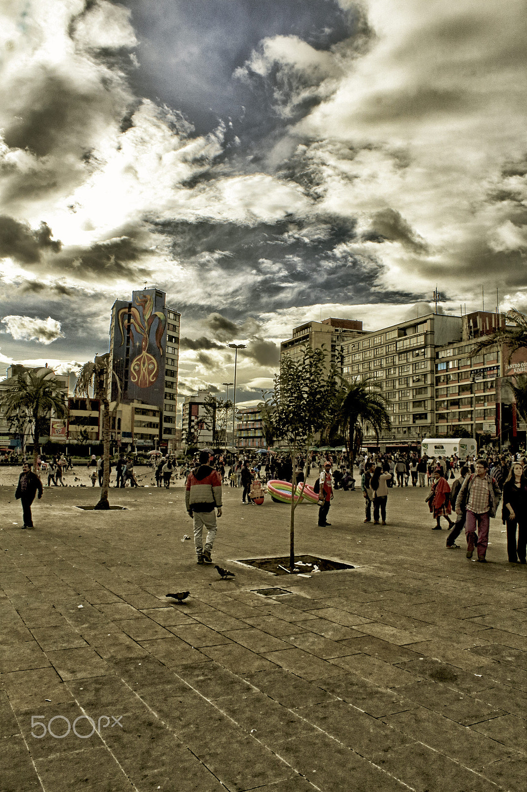 Canon EOS 100D (EOS Rebel SL1 / EOS Kiss X7) sample photo. Plaza de la mariposa photography