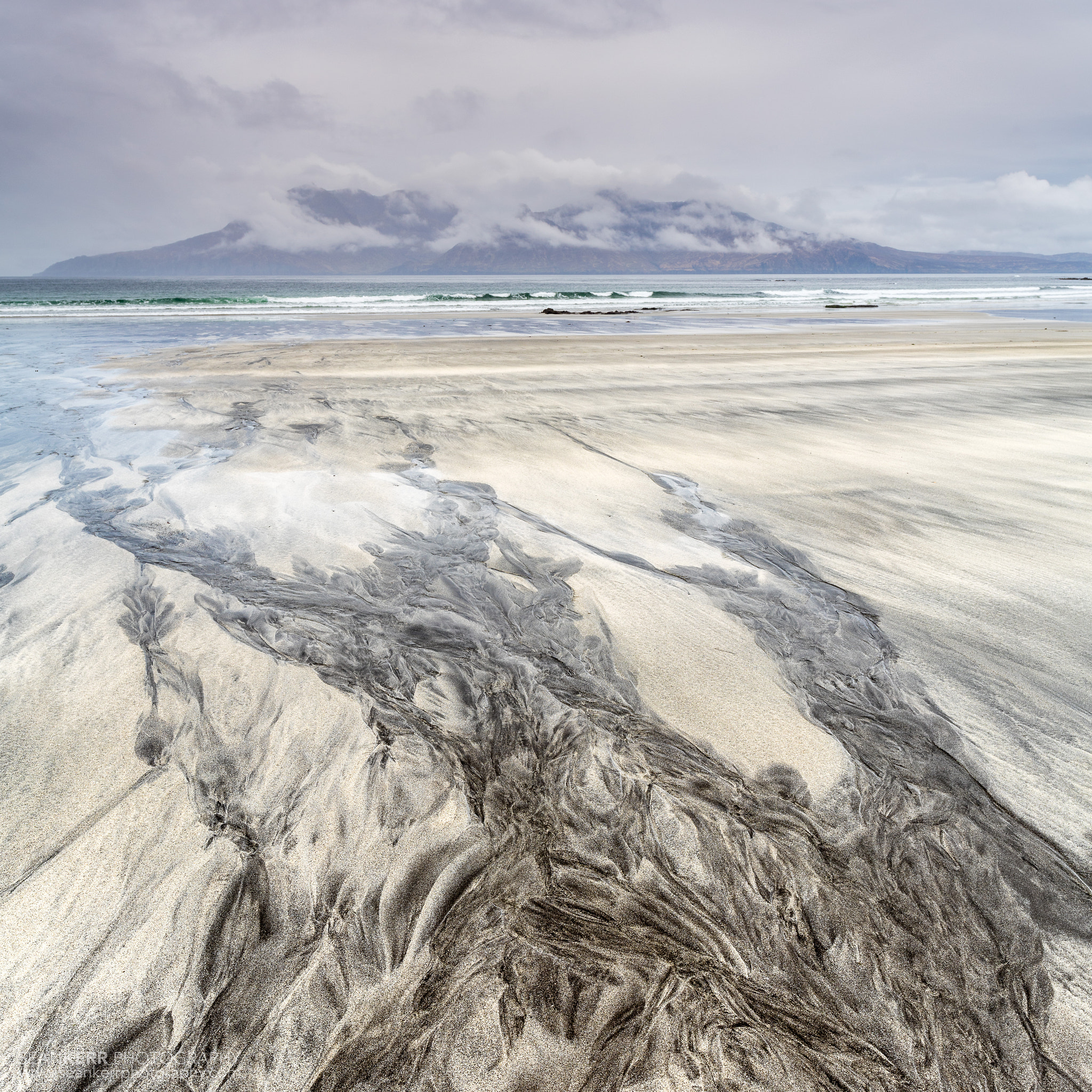Canon EOS 5DS R + ZEISS Distagon T* 21mm F2.8 sample photo. Eigg beach art photography
