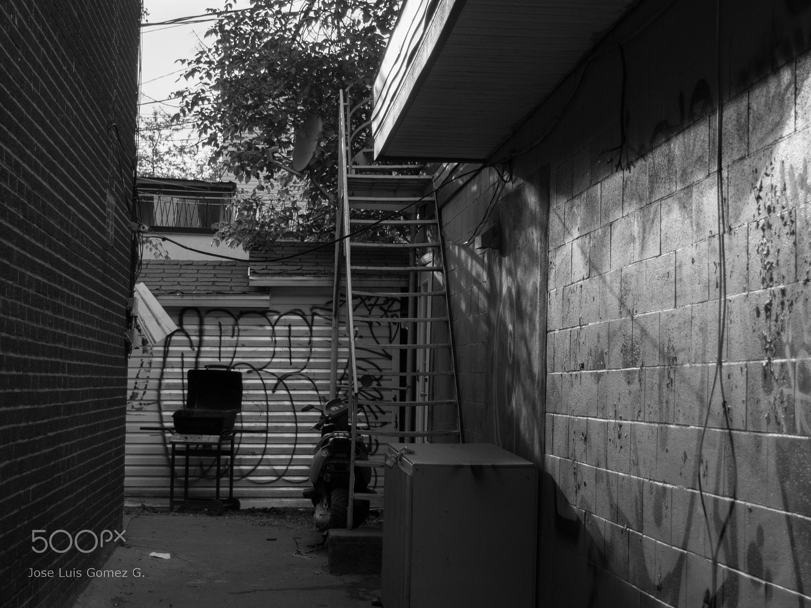 Olympus PEN E-PM2 sample photo. This alley photography