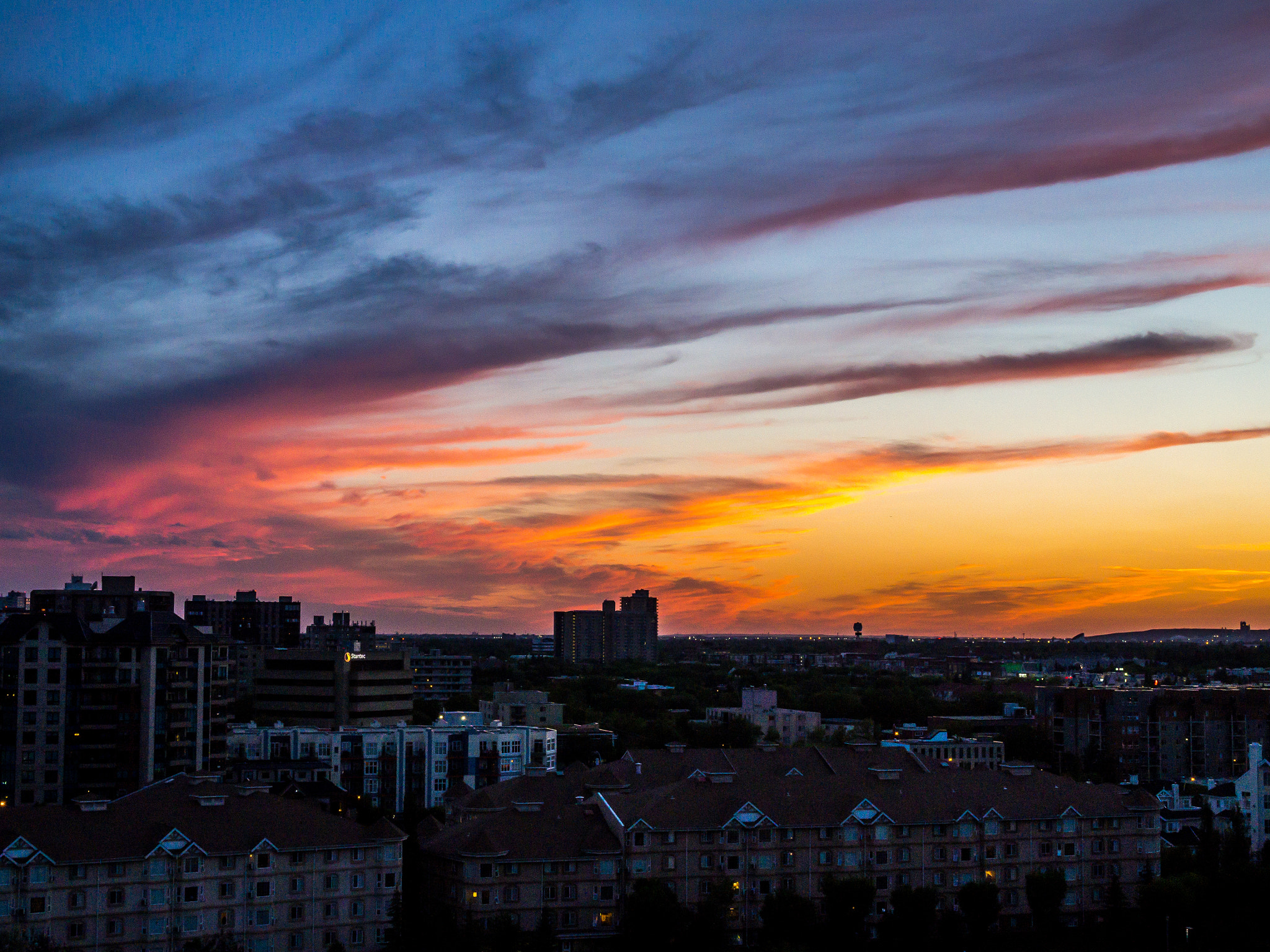 Olympus OM-D E-M10 II + Olympus M.Zuiko Digital 25mm F1.8 sample photo. Summer solstice city sunset photography