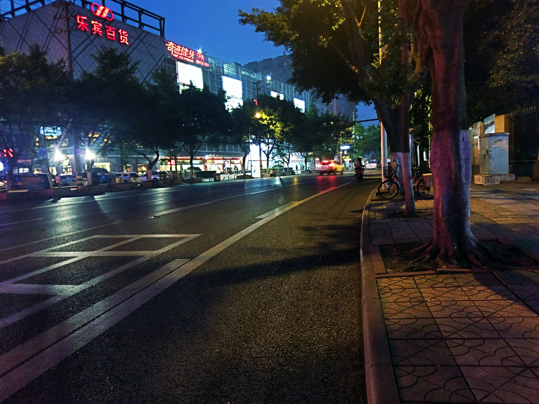 HTC M10H sample photo. At night, the roadside photography
