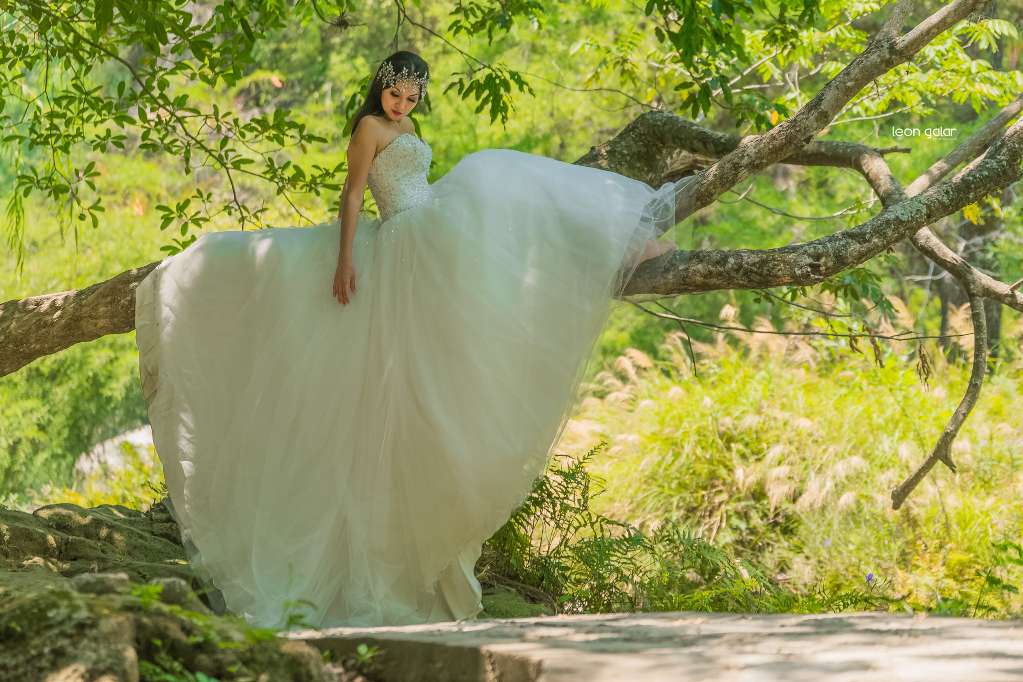 Sony 70-300mm F4.5-5.6 G SSM sample photo. Wedding trash the dress photography