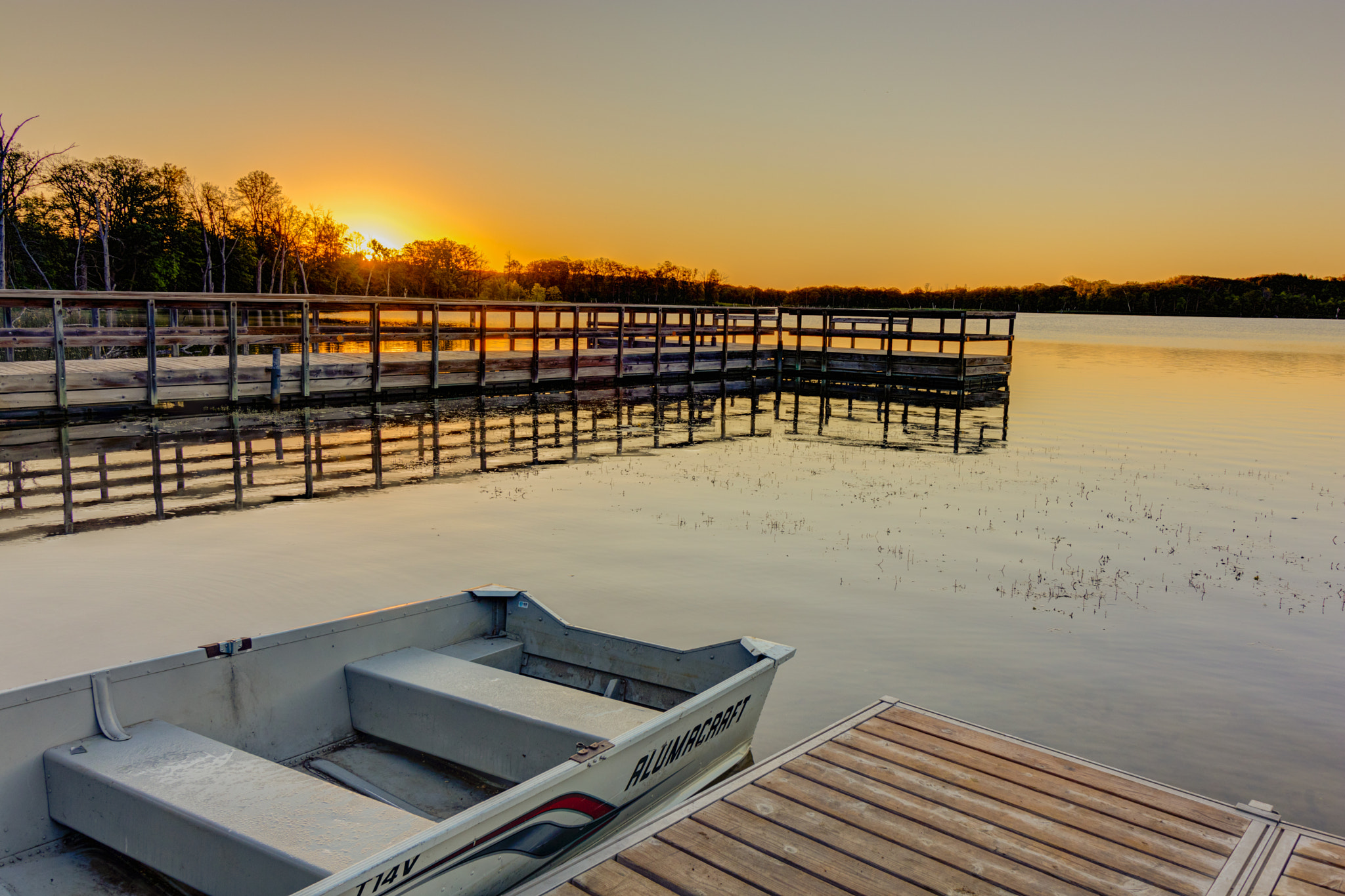 Canon EF-S 10-18mm F4.5–5.6 IS STM sample photo. Sunrise on the lake photography