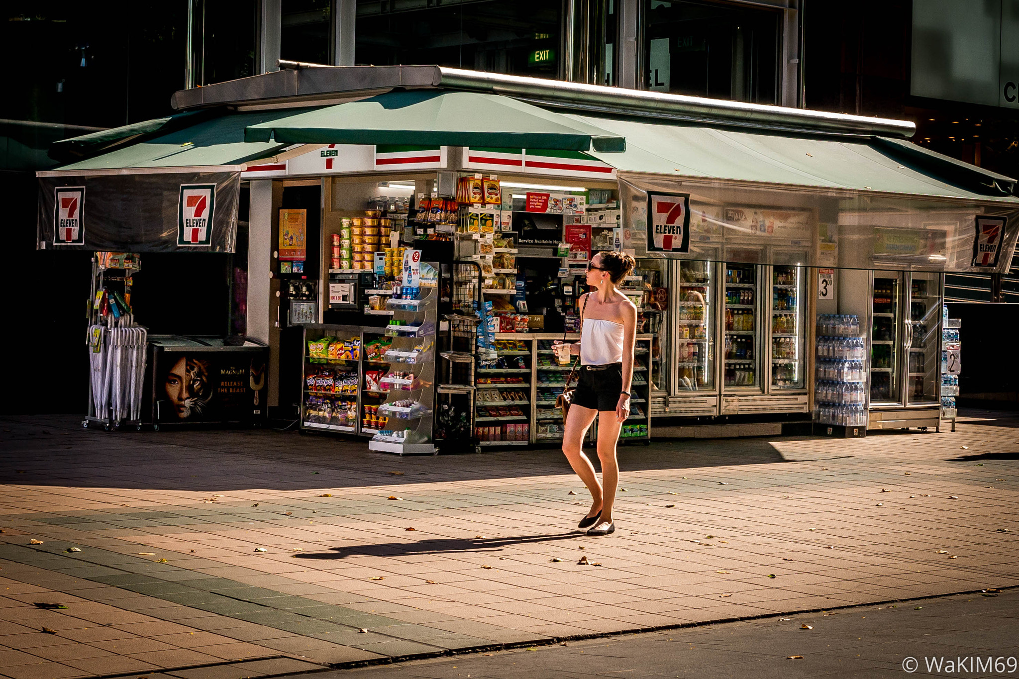 Panasonic Lumix DMC-G5 + Panasonic Leica DG Summilux 25mm F1.4 II ASPH sample photo. Convenience store... photography