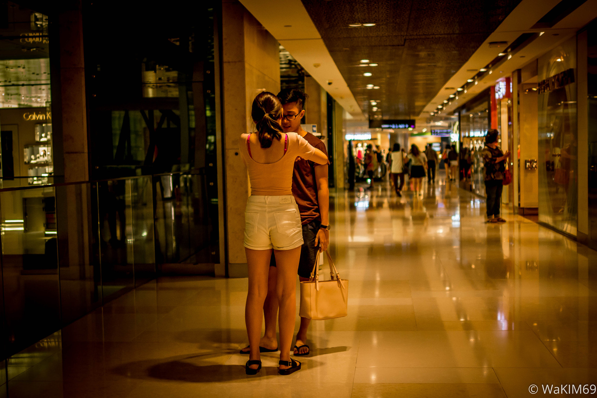 Panasonic Lumix DMC-G5 + Panasonic Leica DG Summilux 25mm F1.4 II ASPH sample photo. In-mall relationship... photography