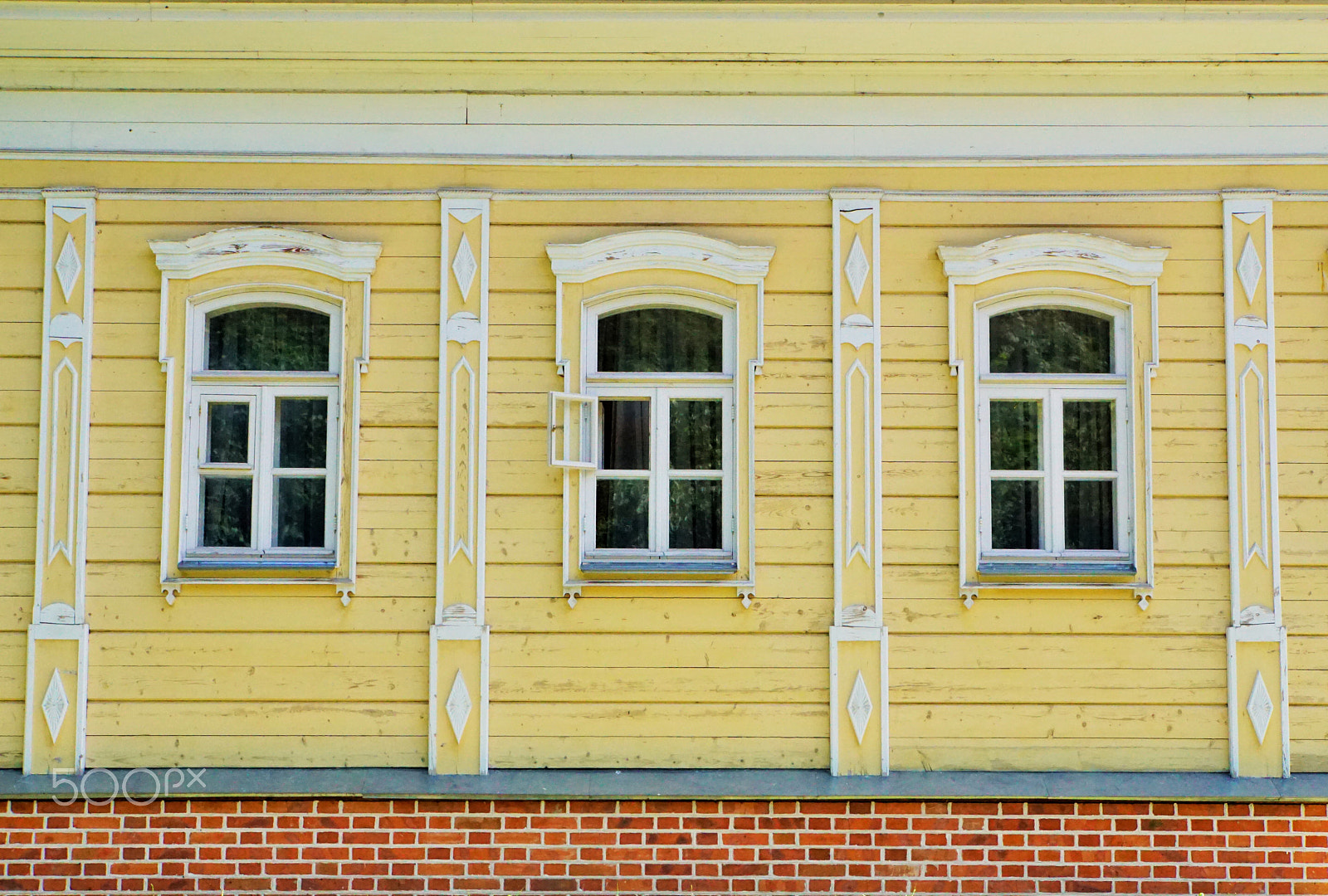 Tamron 18-200mm F3.5-6.3 Di III VC sample photo. Old windows photography
