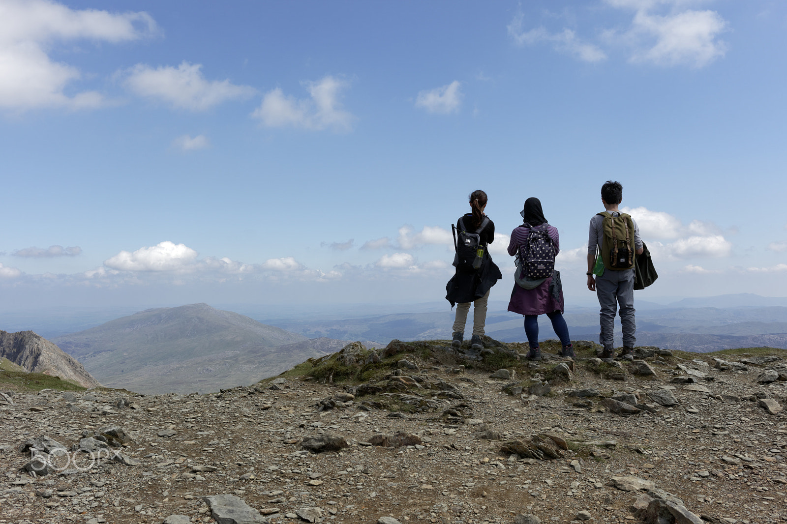 ZEISS Distagon T* 35mm F2 sample photo. Three friends admiring view from mount snowdon photography