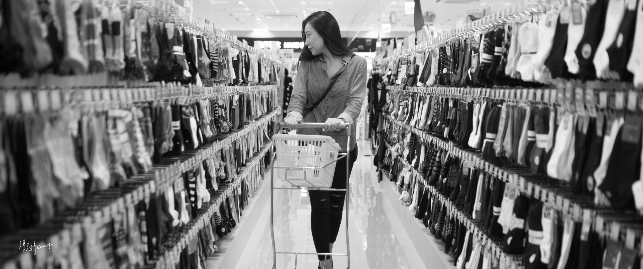 Sony ILCA-77M2 + Sony DT 35mm F1.8 SAM sample photo. Shopping . photography
