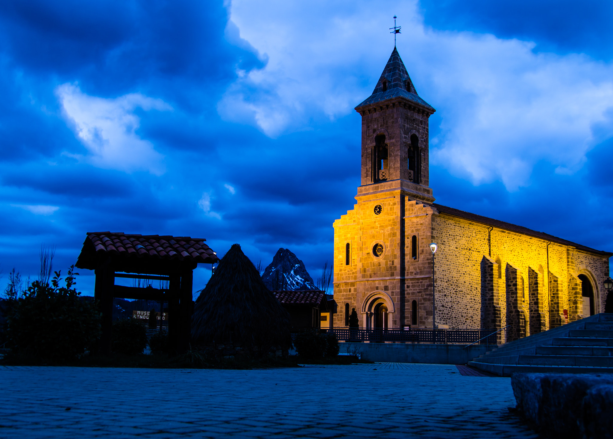 Canon EF-S 17-85mm F4-5.6 IS USM sample photo. En la hora azul photography