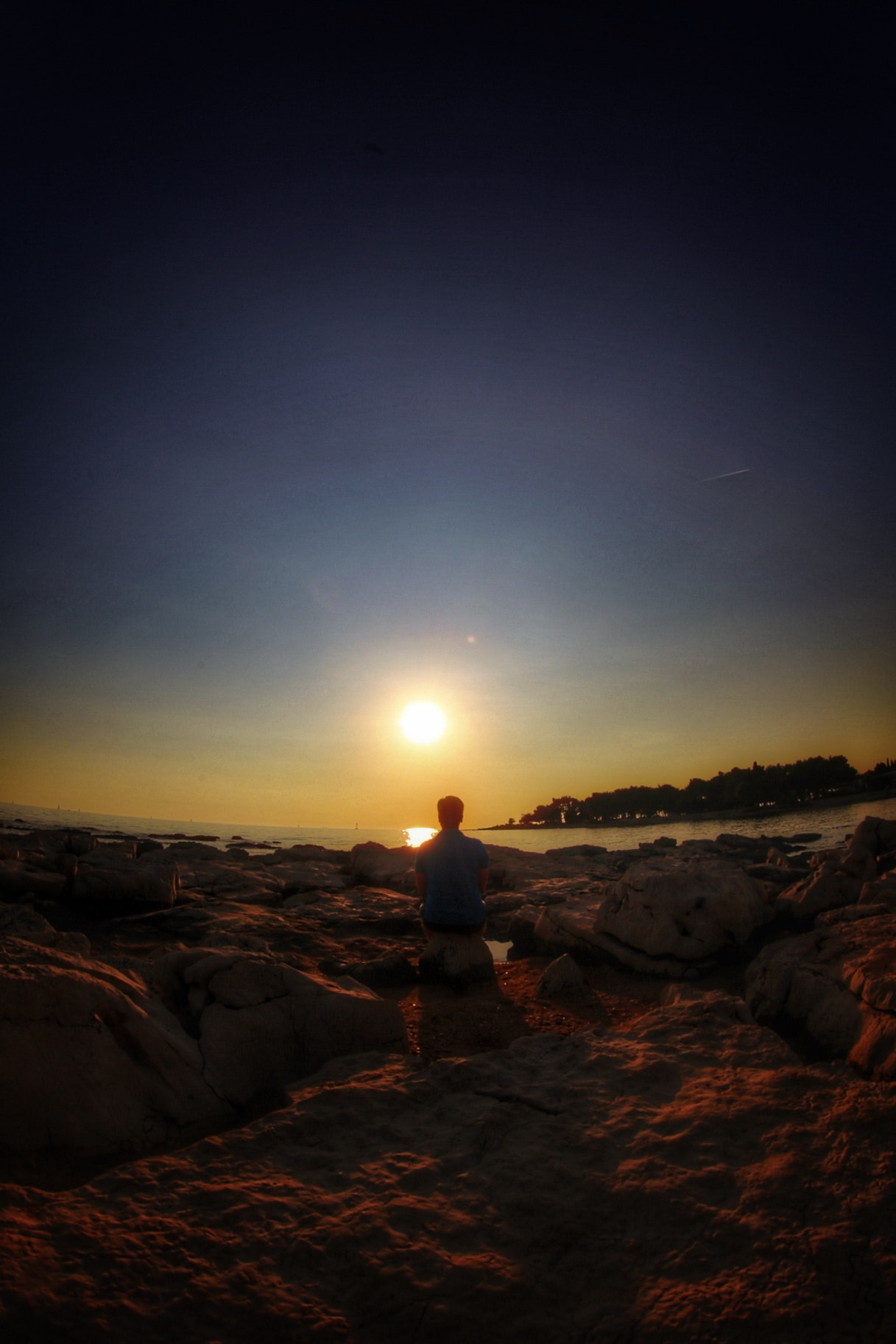 Canon EF 8-15mm F4L Fisheye USM sample photo. Thinking  photography