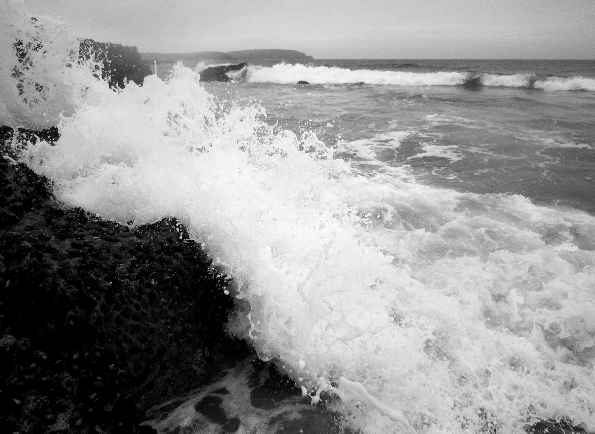 Canon PowerShot SD3500 IS (IXUS 210 / IXY 10S) sample photo. Cornwall wave b&w photography