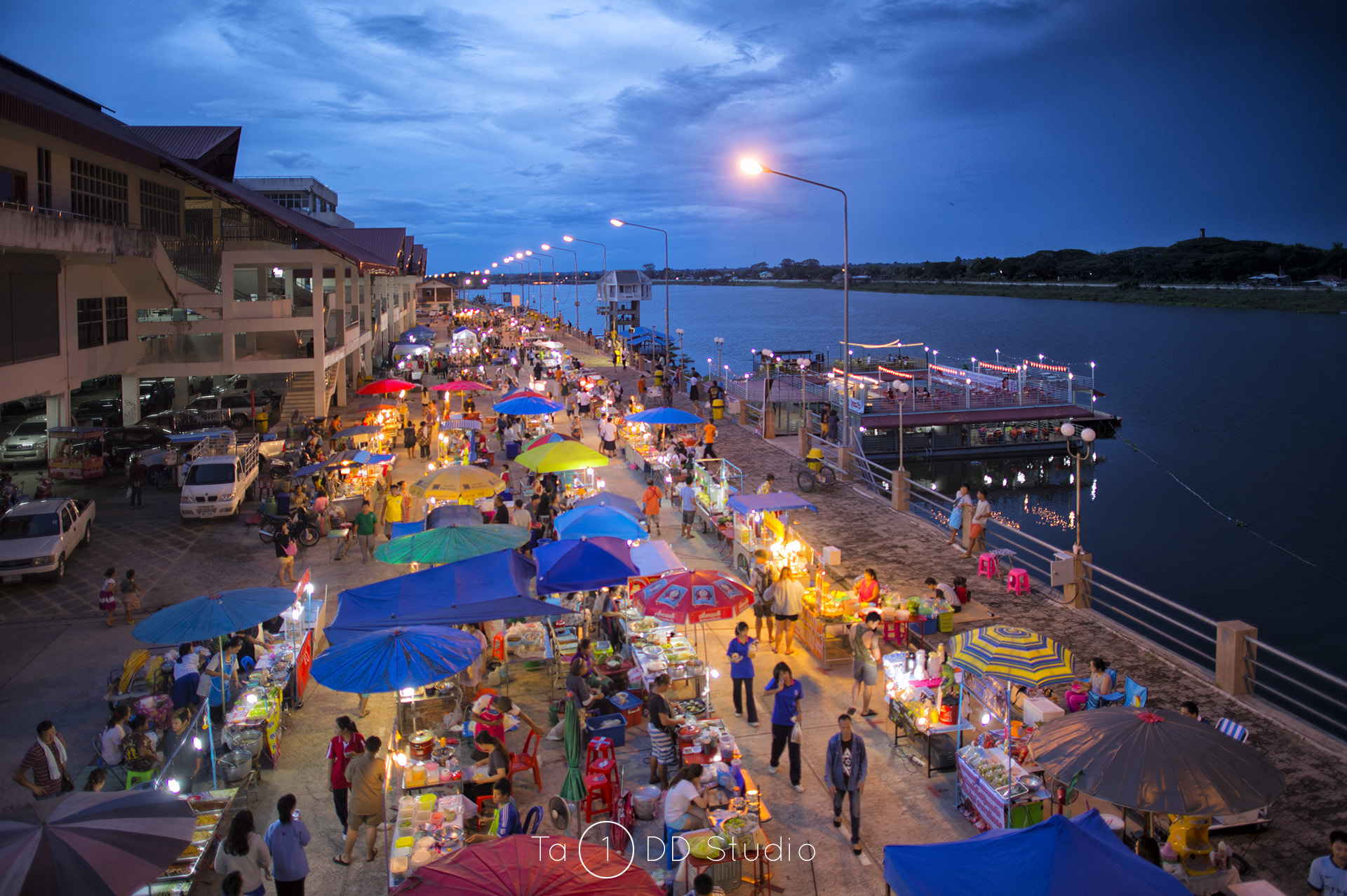 Nikon AF-S Nikkor 24mm F1.4G ED sample photo. Night market photography