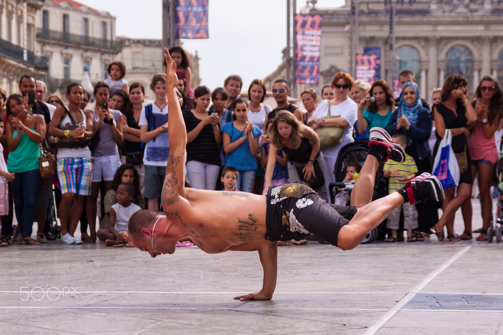Canon EOS 50D + Sigma 18-50mm f/2.8 Macro sample photo. Street performer breakdancing on street. photography