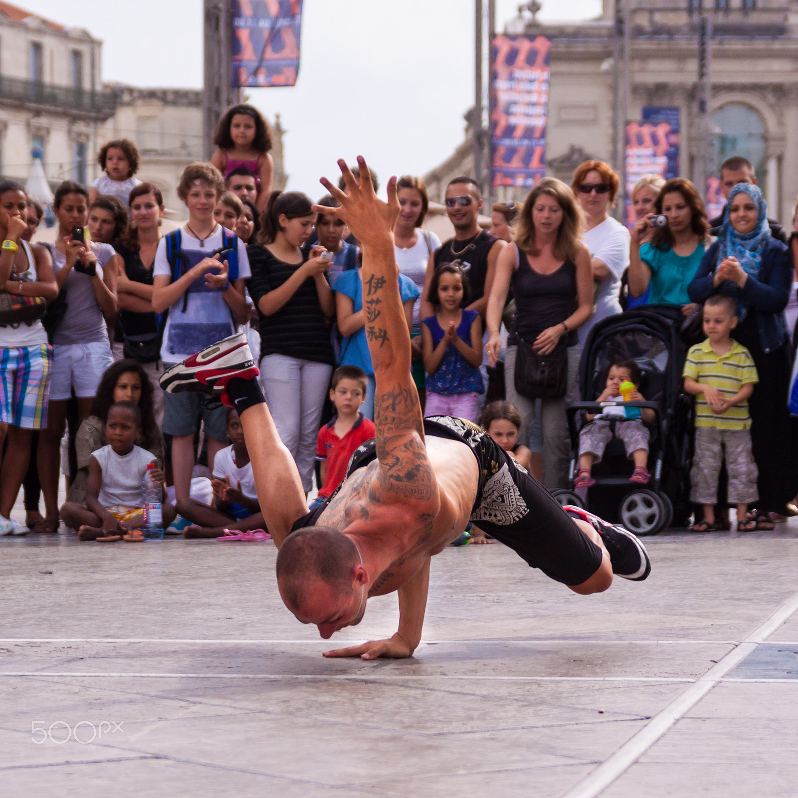 Canon EOS 50D + Sigma 18-50mm f/2.8 Macro sample photo. Street performer breakdancing on street. photography