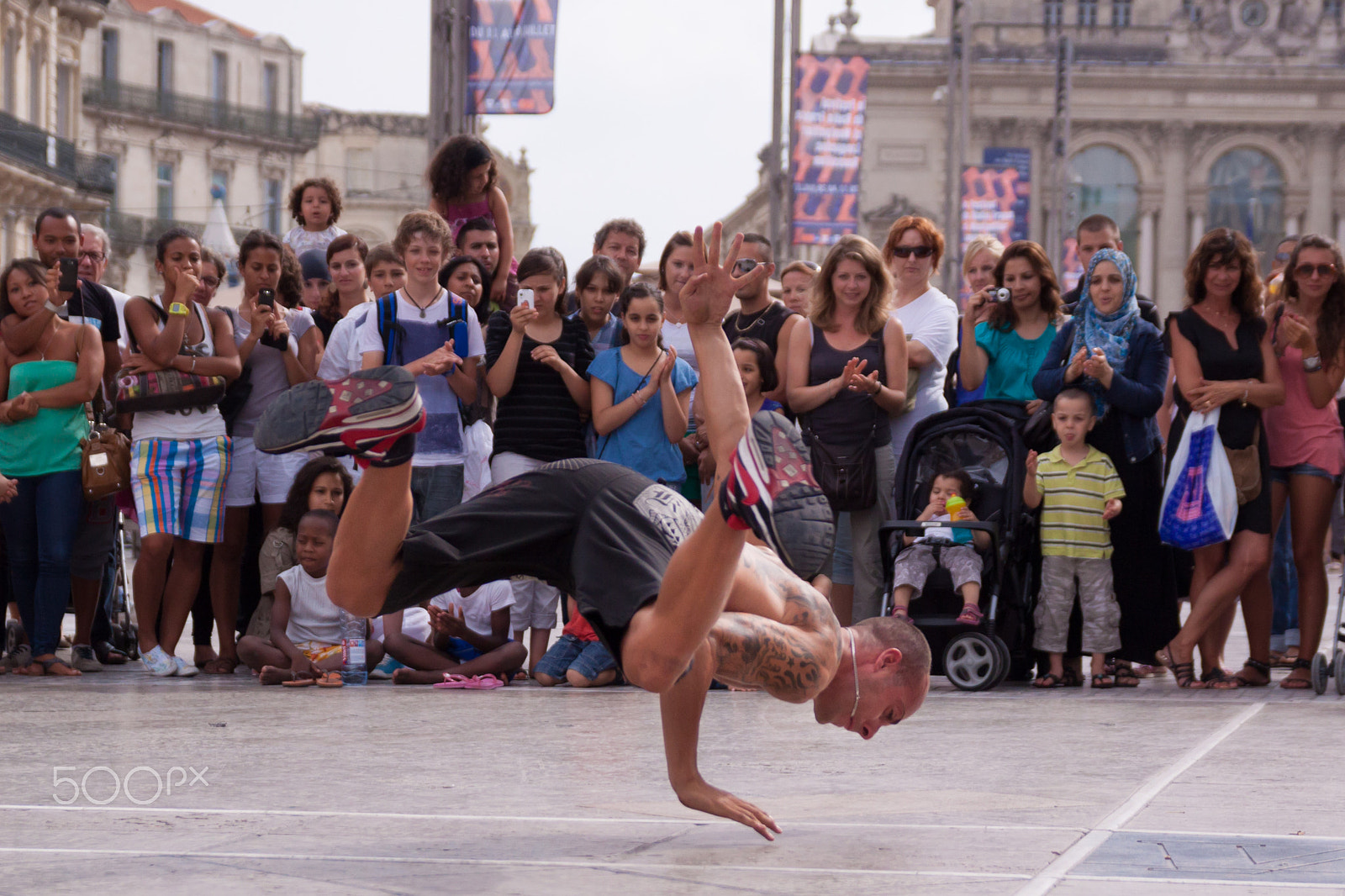 Canon EOS 50D + Sigma 18-50mm f/2.8 Macro sample photo. Street performer breakdancing on street. photography