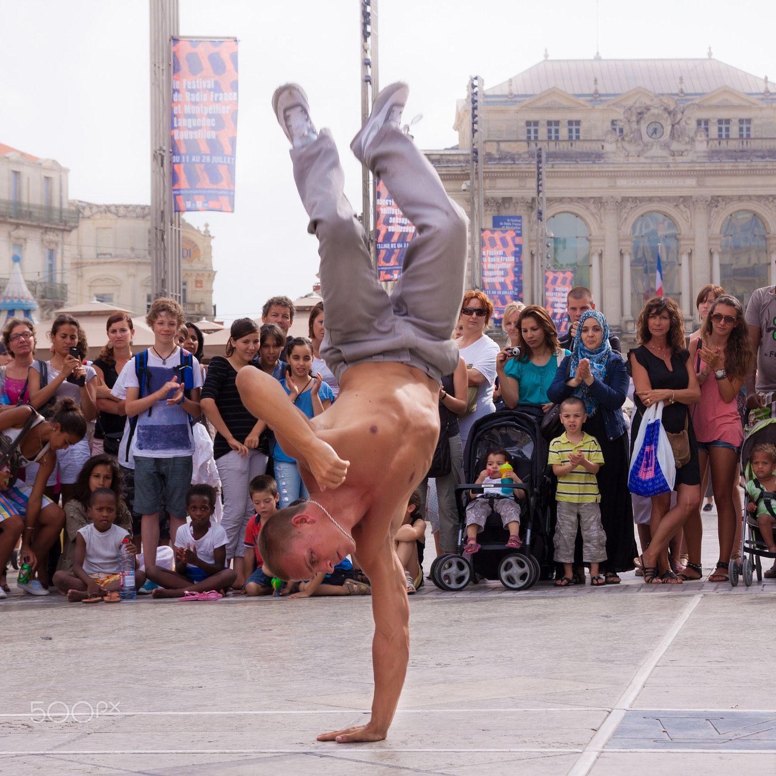 Canon EOS 50D + Sigma 18-50mm f/2.8 Macro sample photo. Street performer breakdancing on street. photography