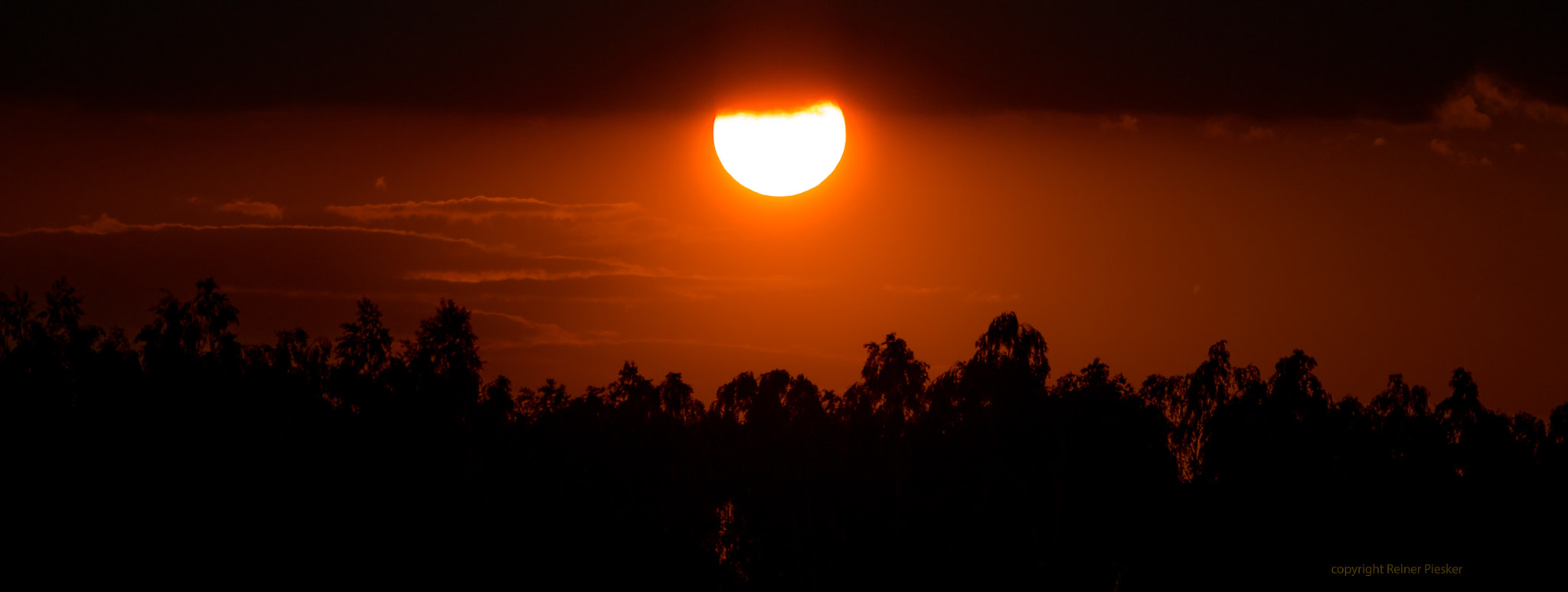 Canon EOS 70D + Canon EF 70-210mm f/4 sample photo. Sinking sun between cloud and tree line photography