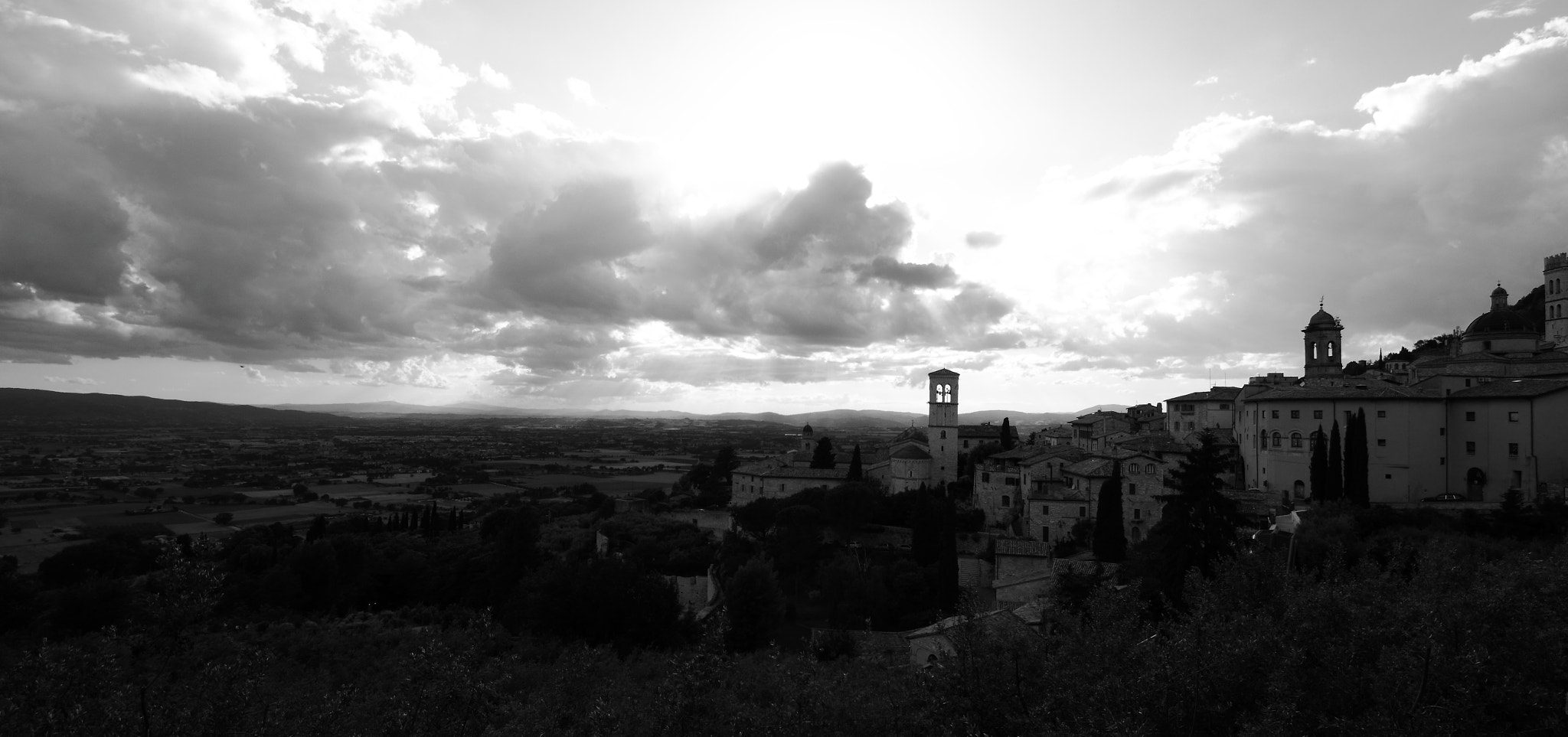 Canon EOS 550D (EOS Rebel T2i / EOS Kiss X4) + Canon EF-S 10-18mm F4.5–5.6 IS STM sample photo. The assisi and clouds photography