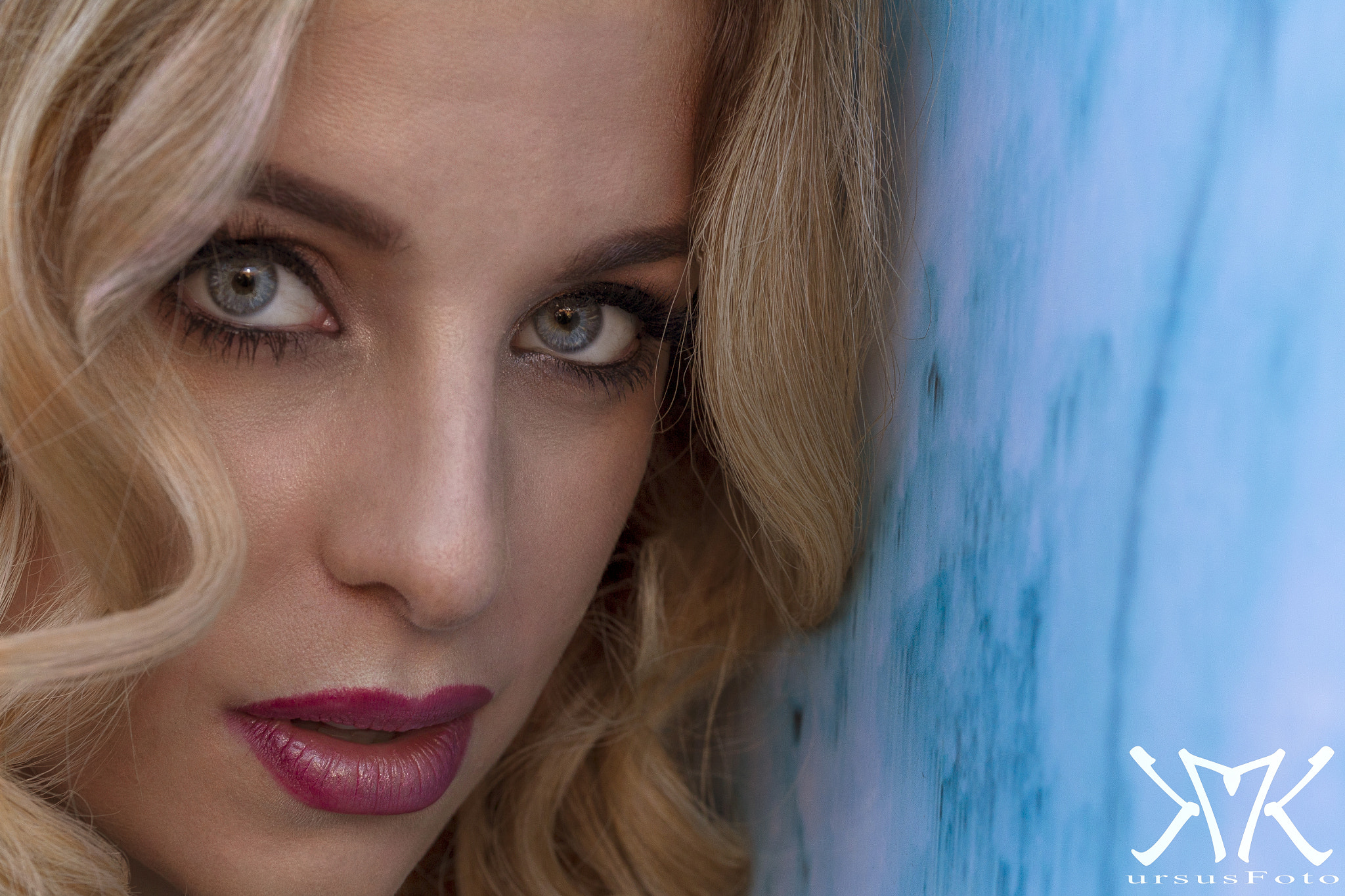 Canon EOS-1D Mark IV sample photo. Outdoor portrait with intense look photography